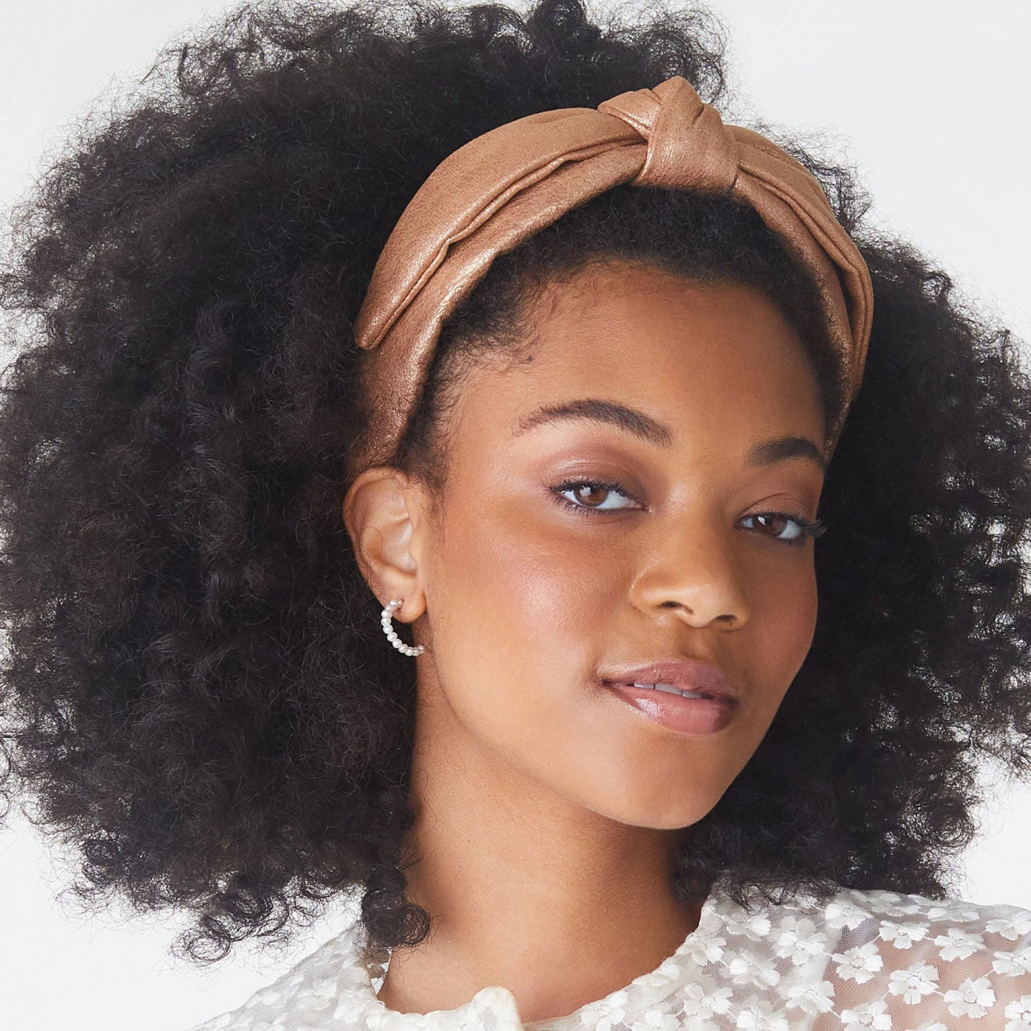 FRESHWATER PEARL HUGGIE HOOP 2 FRESHWATER PEARL HUGGIE HOOP - Image 2