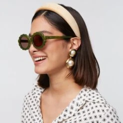 FERN GREEN DAISY OVAL SUNGLASSES -Lele Sadoughi Shop lele sadoughi sunglasses fern green daisy oval sunglasses 35725399130274